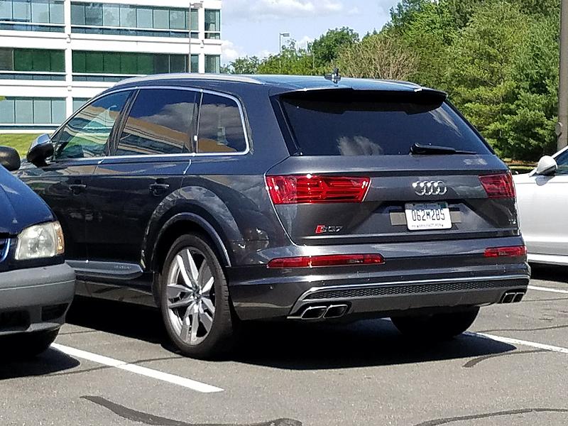 Saw the 2017 RS3 again along with a 2018 SQ7 TDI-20170628_105235_resized_1.jpg