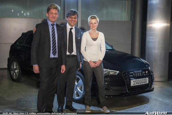 Luca de Meo (center), Member of the Board of Management for Sales at AUDI AG, hands over the 1.5 millionth Audi to a customer from Germany together with Wayne Griffiths, Head of Sales Germany.