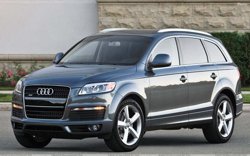 Audi Q7 In Grey Front Side Pose