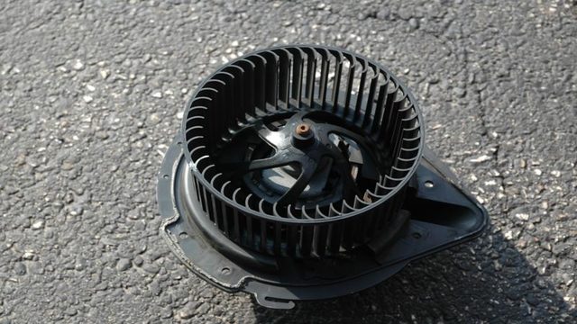 Audi A4 B7/B8: How to Replace Heat/AC Blower Motor